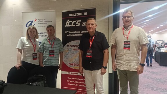 Udział pracowników Katedry Metod Numerycznych UwB w międzynarodowej konferencji ICCS 2025 w Singapurze